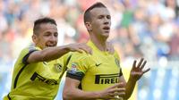 Pemain Inter Ivan Perisic (kanan) merayakan gol ke gawang Sampdoria dalam lanjutan Liga Italia Serie A di Stadion Luigi Ferraris, Genoa, Minggu (014/10/2015) Sampdoria dan Inter imbang 1-1. (EPA/Luca Zennaro)
