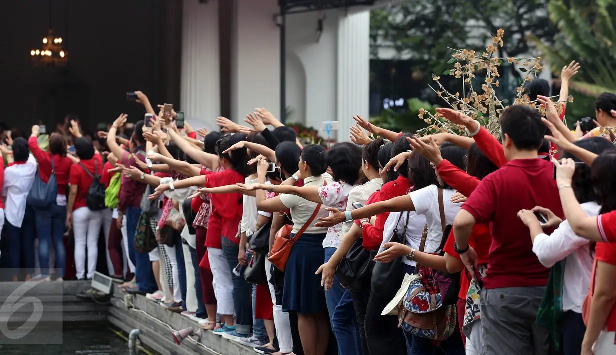 Ratusan warga menyanyikan tiga lagu nasional yang dipimpin Addie MS di Balai Kota DKI Jakarta, Rabu (10/5). Mereka mengenakan atribut merah dan putih menggelar aksi simpatik untuk Basuki Tjahaja Purnama atau Ahok. (Liputan6.com/Johan Tallo)