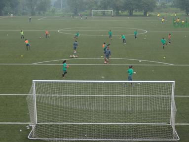 Suasana pemanasan Timnas Wanita Indonesia sebelum melawan Villa 2000 pada laga uji coba di Lapangan Sawangan, Depok, Kamis (19/4/2018). Timnas Wanita Indonesia kalah 1-2. (Bola.com/Nick Hanoatubun)
