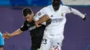 Bek Borussia Monchengladbach, Stefan Lainer berebut bola dengan bek Real Madrid, Ferland Mendy pada pertandingan Grup B Liga Champions di Estadio Alfredo Di Stefano, Kamis (10/12/2020). Madrid menang atas Monchengladbach 2-0. (AFP/PIERRE-PHILIPPE MARCOU)