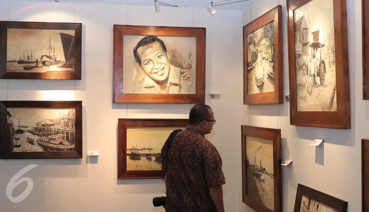 Pengunjung mengamati lukisan karya Soehib Toyaroja bertajuk The Spiritual Journey di Kunstkring Art Galeri, Jakarta, Selasa (15/3). Pameran tersebut dibuka oleh Ketua Komite Ekonomi dan Industri Nasional (KEIN) Soetrisno Bachir (Liputan6.com/Angga Yuniar)