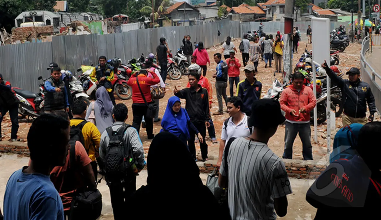 Tukang ojek dan supir angkot menunggu calon penumpang di pintu keluar stasiun kereta api Tanah Abang, Jakarta Pusat, Jumat (6/2/2014). (Liputan6.com/JohanTallo)