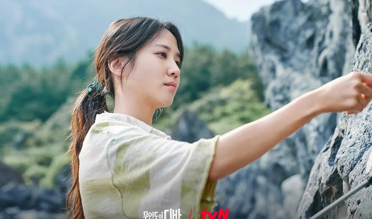 Kim Hyo Jin sebagai Yoon Ran Joo, penyanyi terkenal yang telah dilupakan masyarakat, dan Chae Jong Hyeop sebagai Kang Bo Geol, seorang PD di departemen hiburan YGN, menambahkan kedalaman pada cerita.
