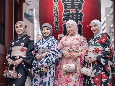 Liburan Natasha Rizky dan geng Ranayu ini bukan hanya sekadar menikmati indahnya negeri Sakura, tetapi juga mencoba pengalaman budaya lokal. Dalam salah satu foto, mereka tampak berpose di depan lampion raksasa khas kuil Jepang dengan kimono bermotif bunga yang anggun. (Liputan6.com/IG/@ninazatulini22)