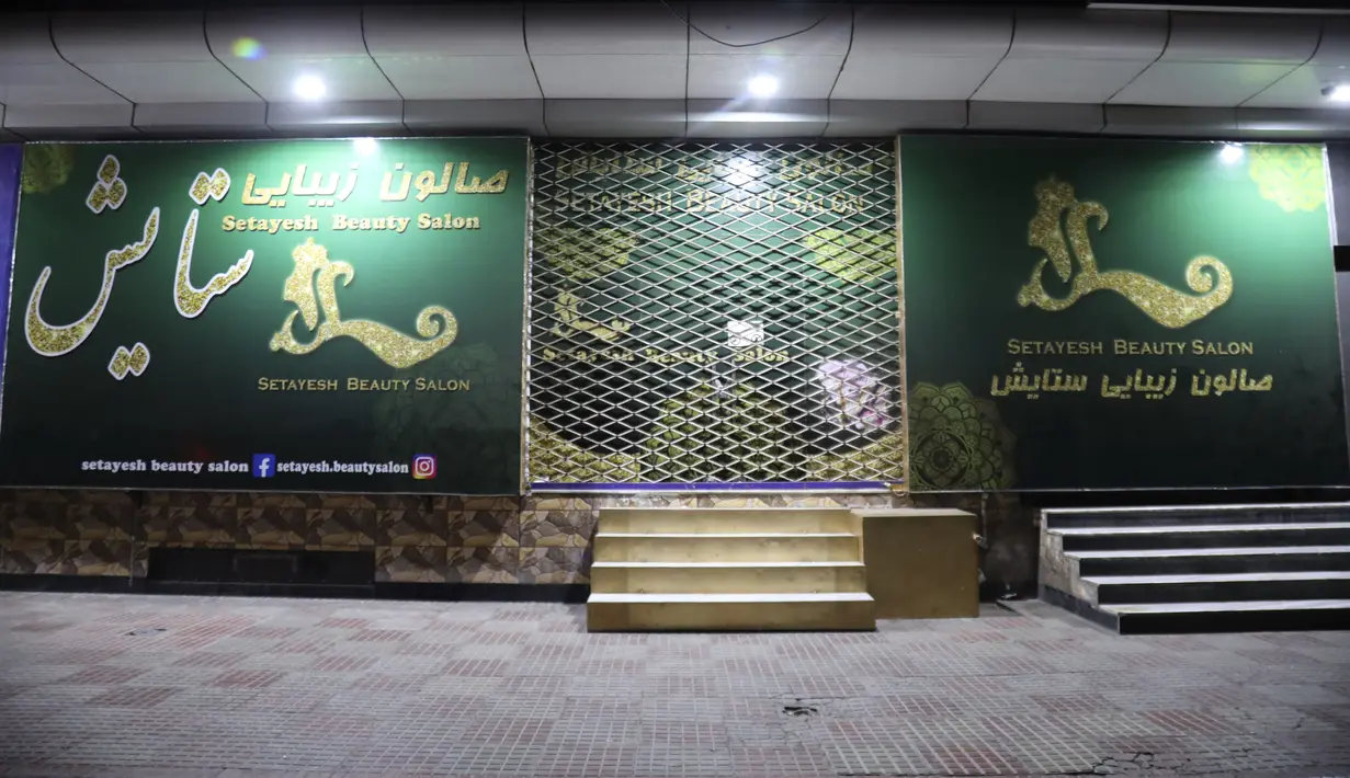 Taliban mengumumkan pada hari Selasa bahwa semua salon kecantikan di Afghanistan sekarang harus tutup seiring dengan berakhirnya tenggat waktu satu bulan, meskipun ada penentangan dari masyarakat terhadap dekrit tersebut. (AP Photo/Siddiqullah Khan)