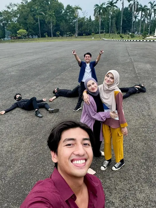 Para pemain sinetron Saleha sering unggah potret di balik layar. Chemisty yang sukses dibangun ketik adu akting tentunya tak lepas dari kekompakan dan komunikasi para pemainnya di balik layar. Jadi favorit penonton, netizen ungkap tak hanya suka dengan sinetronnya, namun juga suka dengan para pemainnya yang positif vibes dan tak banyak drama. (Liputan6.com/IG/@harrisvriza)