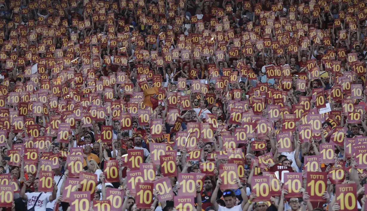 Supporter AS Roma memberikan penghormatan untuk Francesco Totti saat laga Serie A melawan Genoa di Stadion Olimpico, Roma, Minggu (28/5/2017). Selama 25 tahun Totti berkarier di AS Roma. (AP/Alessandra Tarantino)