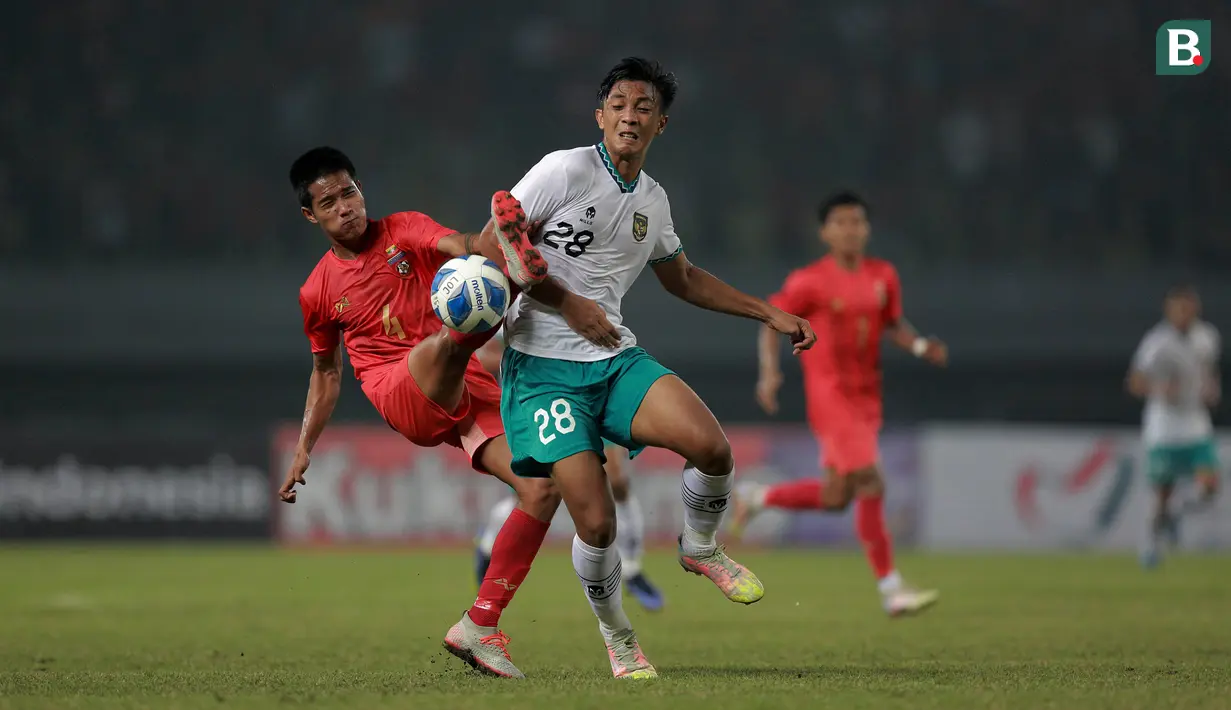 <p>Pemain Timnas Indonesia U-19, Rabbani Tasnim Siddiq berebut bola dengan&nbsp;pemain Myanmar, Lann Sang Aung dalam pertandingan babak penyisihan Grup A Piala AFF U-19 yang berlangsung di Stadion Patriot Candrabhaga, Bekasi, Minggu (10/7/2022). (Bola.com/M Iqbal Ichsan)</p>