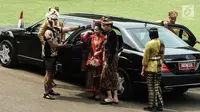 Presiden Joko Widodo bersama Ibu Negara Iriana tiba menghadiri Upacara Peringatan Detik-Detik Proklamasi Kemerdekaan Indonesia ke-74 Tahun 2019 di Istana Merdeka, Jakarta, Sabtu (17/8/2019). Peringatan HUT RI tersebut mengangkat tema "SDM Unggul Indonesia Maju". (Liputan6.com/HO/Kentung)
