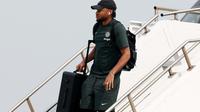 Striker Chelsea, Christopher Nkunku saat tiba di Philadelphia International Airport jelang mengikuti Piala Dunia Antarklub 2025. (Emilee Chinn / GETTY IMAGES NORTH AMERICA / Getty Images via AFP)