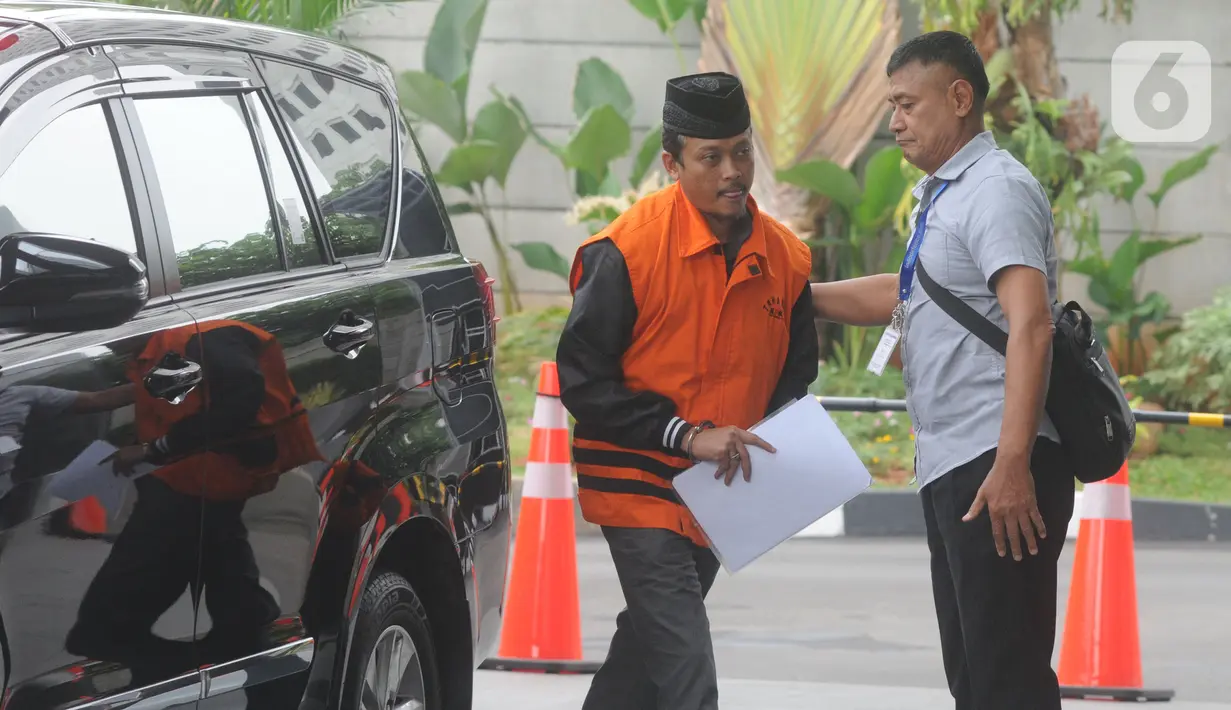 Pejabat Pembuat Komitmen atau PPK di Satuan Kerja Pelaksanaan Jalan Nasional XII Balikpapan, Andi Tejo Sukmono memasuki Gedung KPK di Jakarta, Rabu (27/11/2019). Andi diperiksa sebagai tersangka suap pengadaan proyek jalan di Provinsi Kalimantan Timur tahun 2018-2019. (merdeka.com/Dwi Narwoko)