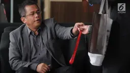 Sekretaris Jenderal DPR, Indra Iskandar berada di ruang tunggu sebelum menjalani pemeriksaan di gedung KPK, Jakarta, Senin (22/4). Indra Iskandar diperiksa sebagai saksi untuk tersangka Romahurmuziy terkait kasus dugaan jual beli jabatan di Kementerian Agama tahun 2018-2019 (merdeka.com/Dwi Narwoko)