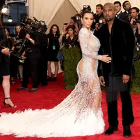 Kim Kardashian dan Kanye West di Met Gala 2015 (via usmagazine.com)
