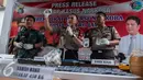 Kapolda Metro Jaya, M Iriawan menunjukan barang bukti tembakau Gorila saat ungkap kasus tindak pidana narkotika di Ditresnarkoba Polda Metro Jaya, Jakarta, Jumat (3/2). (Liputan6.com/Gempur M. Surya)