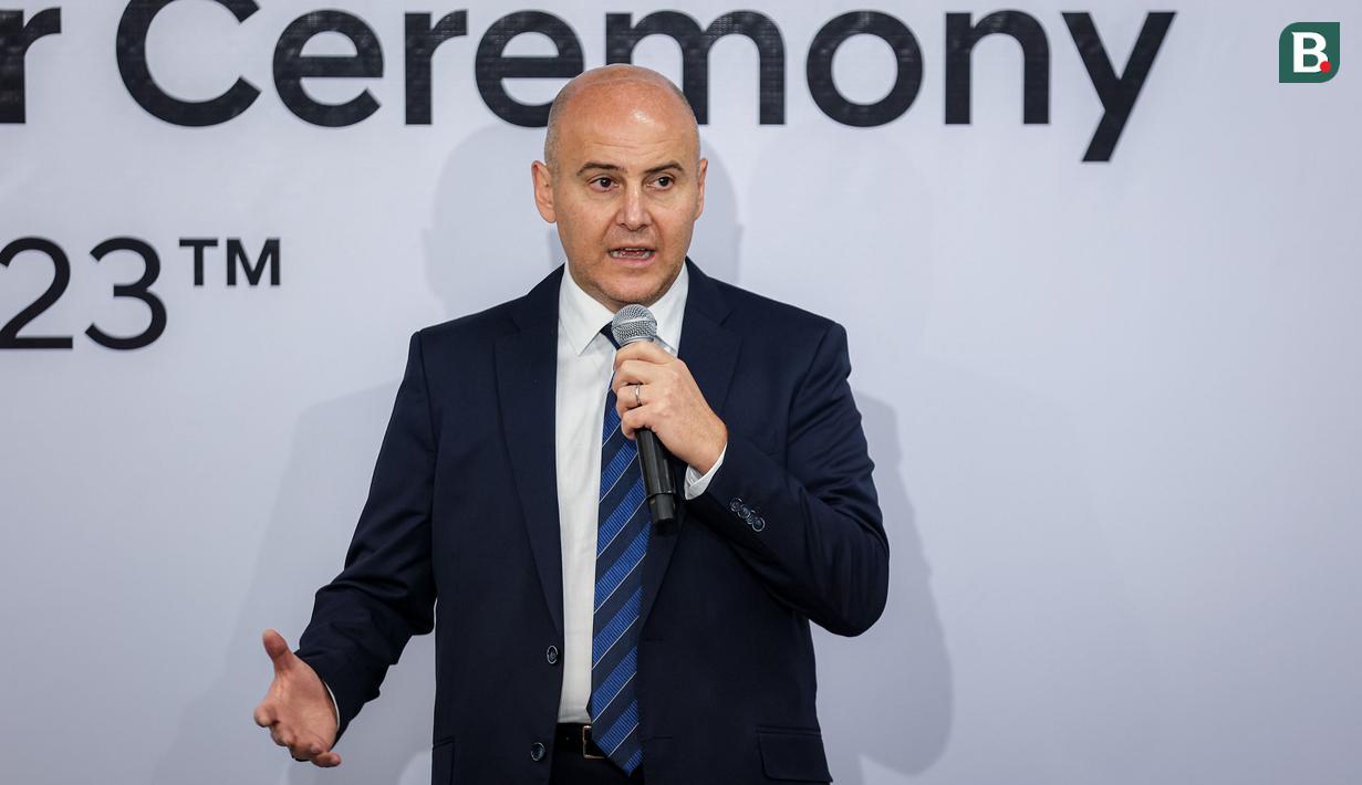 <p>Direktur Kompetisi Usia Muda FIFA, Roberto Grassi memberikan sambutan saat Official Car Handover Ceremony FIFA U-17 World Cup Indonesia di Jakarta International Stadium (JIS), Jakarta, Selasa (07/11/2023). (Bola.com/Bagaskara Lazuardi)</p>