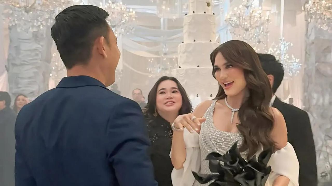 Luna Maya Bawa Buket Bunga Hitam di Resepsi Jakarta, Ternyata Segini Harganya