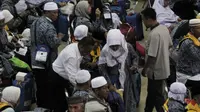 Jemaah haji kelompok terbang (kloter) 2 asal Provinsi Banten tiba di Asrama Haji Pondok Gede, Jakarta, Rabu (29/8). Sebanyak 393 jemaah haji kloter 2 asal Banten tiba di Asrama Haji Pondok Gede sekitar pukul 10.30 WIB. (Merdeka.com/Iqbal S. Nugroho)