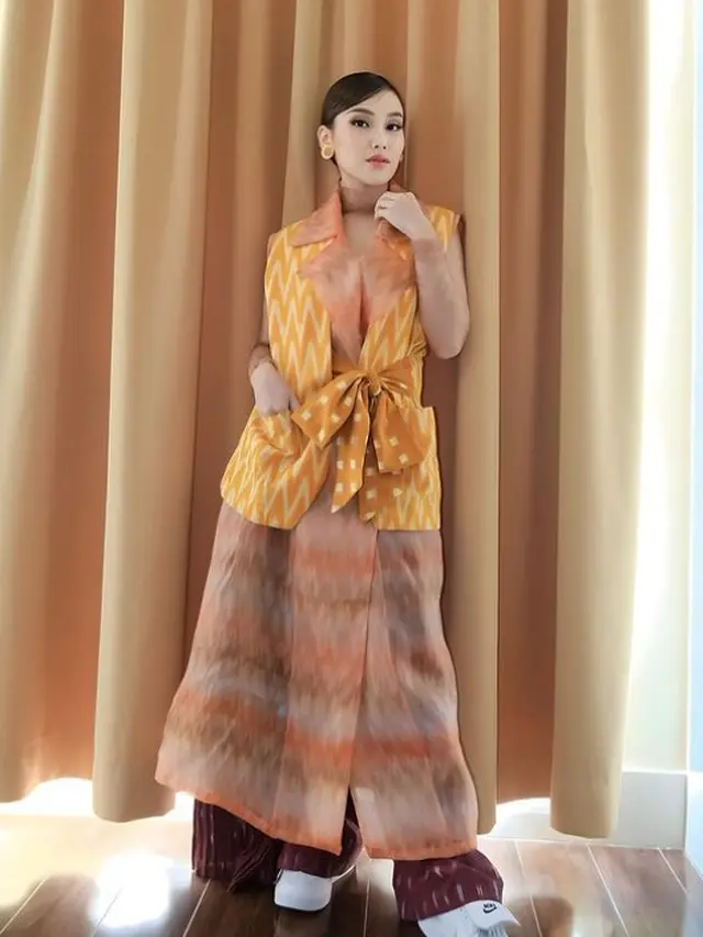 Ayu Ting Ting dengan busana nuansa etnik (Instagram/ayutingting92)