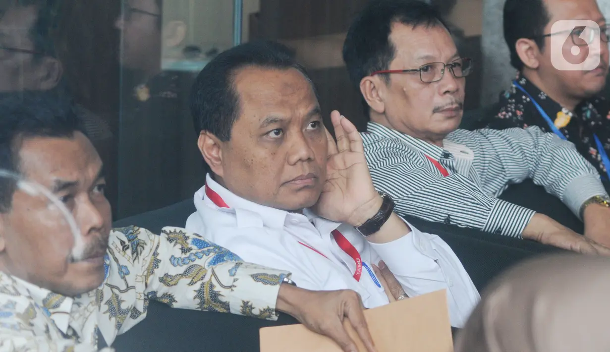 Direktur Operasional dan Pelayanan Publik Perum Bulog, Tri Wahyudi Saleh menunggu di Gedung KPK, Jakarta, Selasa (17/12/2019). Tri Wahyudi diperiksa untuk tersangka Direktur Pemasaran PTPN III (Persero) sekaligus merangkap Komisaris Utama PT KPBN, I Kadek Kertha Laksana. (merdeka.com/Dwi Narwoko)