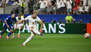 Penyerang Inggris bernomor punggung 09, Harry Kane, menendang dan mencetak gol dari penalti yang diulang selama pertandingan Grup L Piala Dunia 2026 antara Inggris dan Kroasia di Stadion Dallas di Arlington pada 18 Juni 2026. (Paul ELLIS/AFP)