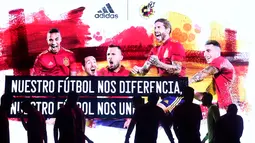 Para pemain Timnas Spanyol saat launching jersey baru di Las Rozas, Madrid, Spanyol, Rabu (13/11). Jersey baru tersebut untuk menyambut Piala Eropa 2020. (AFP/Oscar Del Pozo)