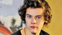 Harry Styles Bagikan Celana <i>Jeans</i> Gratis!