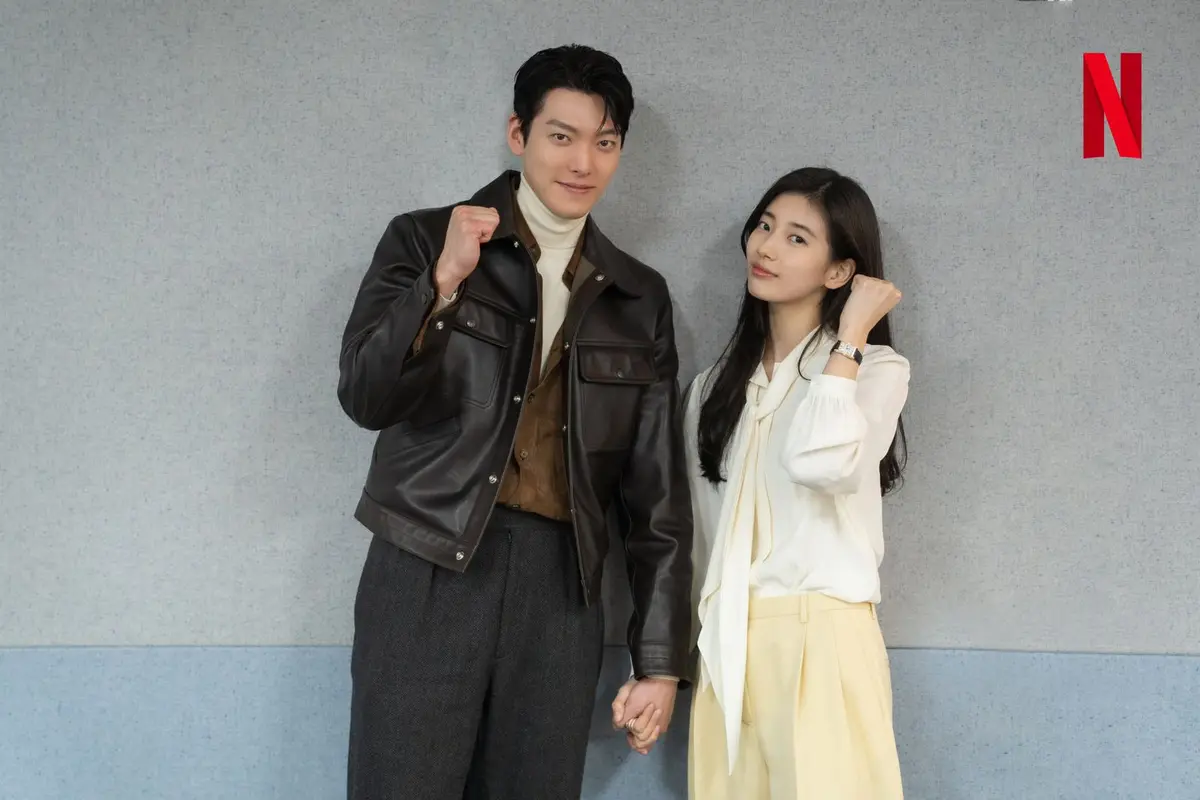 Bae Suzy dan Kim Woo Bin pembacaan naskah untuk drama All the Love You Wish For. (Twitter,com/@netflixKR)