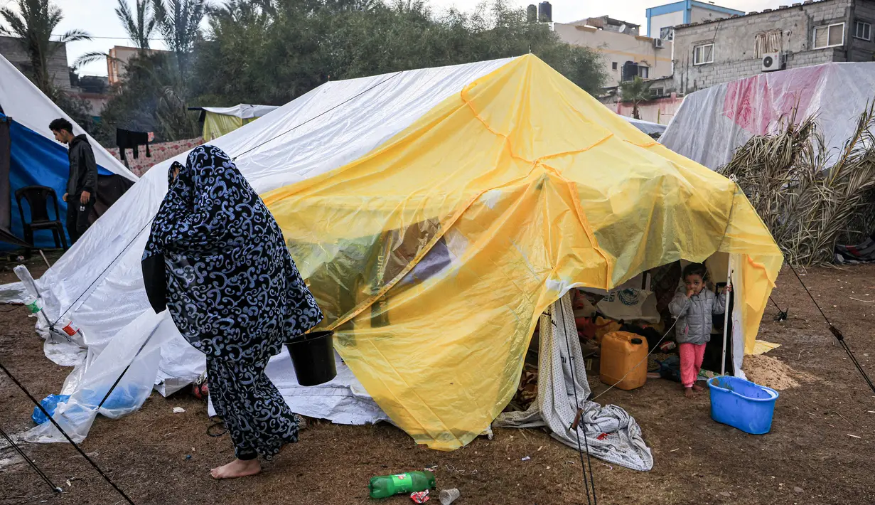 Kondisi serba kekurangan dialami oleh para pengungsi di sekitar Rumah Sakit Nasser, di Khan Yunis, Jalur Gaza selatan pada 14 November 2023. (Mahmud HAMS/AFP)
