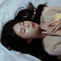 Ilustrasi perempuan tidur, bermimpi. (Photo by Minh Ngọc on Unsplash)