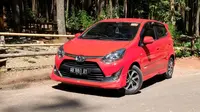 Dua orang pengguna aplikasi FIFGroup Mobile Customer (FMC) memperoleh Toyota Agya varian E M/T. (Septian/Liputan6.com)