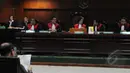 Sutan Bhatoegana membacakan surat saat menjalani sidang dakwaan di Pengadilan Tipikor, Jakarta, Senin (6/4/2015). Sutan, tersangka kasus dugaan penerimaan hadiah terkait penetapan APBN-P Kementerian ESDM di DPR RI. (Liputan6.com/Herman Zakharia)