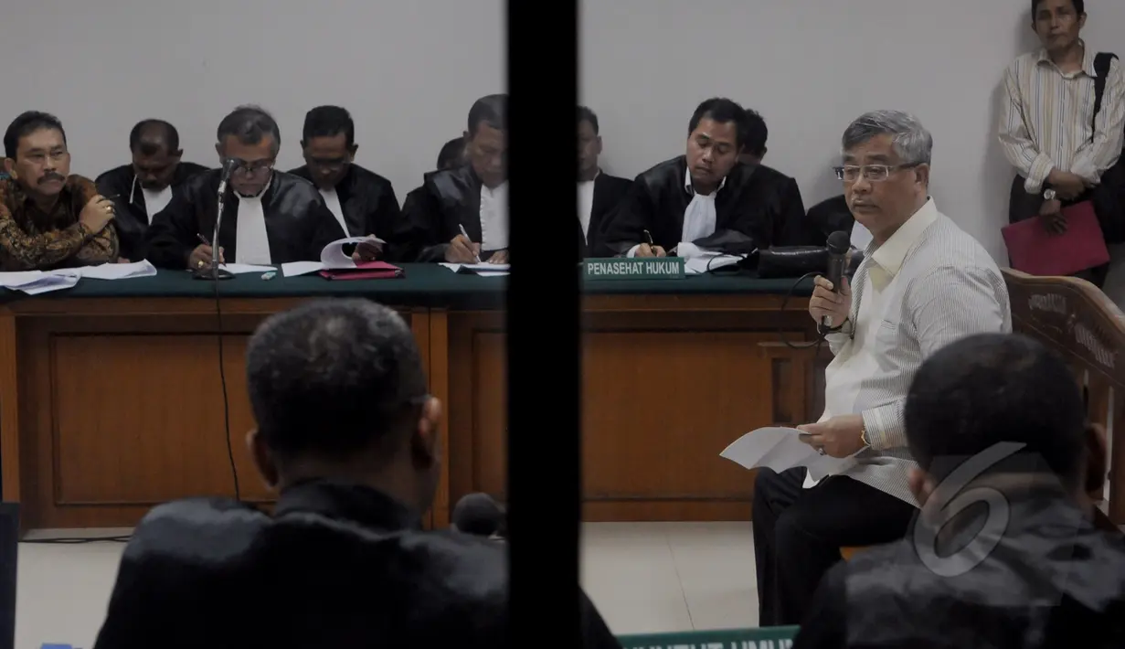 Terpidana korupsi Akil Mochtar menjadi saksi dalam sidang lanjutan kasus Pilkada Tapanuli Tengah di Pengadilan Tipikor, Jakarta, Senin (13/4/2015). Bonaran Situmeang didakwa menyuap Akil Mochtar Rp. 1,8 miliar. (Liputan6.com/ Andrian M Tunay)