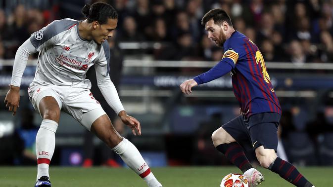 Duel Virgil van Dijk melawan Lionel Messi saat Liverpool bertandang ke markas Barcelona, Camp Nou, dalam laga leg pertama semifinal Liga Champions, Kamis dini hari WIB (2/5/2019). (AP/Joan Monfort)