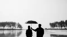 Sama seperti pasangan yang akan menikah pada umumnya, Adiba dan Egy juga melakukan prewedding. Pasangan yang terpaut usia 1 bulan ini jalani prewedding dengan konsep outdoor di pantai. Foto prewedding ini diunggah diunggah tepat di hari pernikahan Adiba dan Egy. Tanpa bersentuhan, prewedding Adiba dan Egy Maulana ini tetap romantis dan bikin baper. (Liputan6.com/IG/@antzcreator)