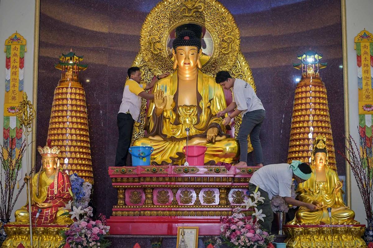 FOTO: Ritual Pembersihan Patung Buddha Sambut Tahun Baru Imlek