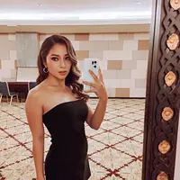 Oufit strapless atau kemben yang mengekspos bahu akan memperlihatkan tulang leher dan membuat pandangan orang tertuju ke sana ketimbang tubuh kita [@nikitawillyofficial94]