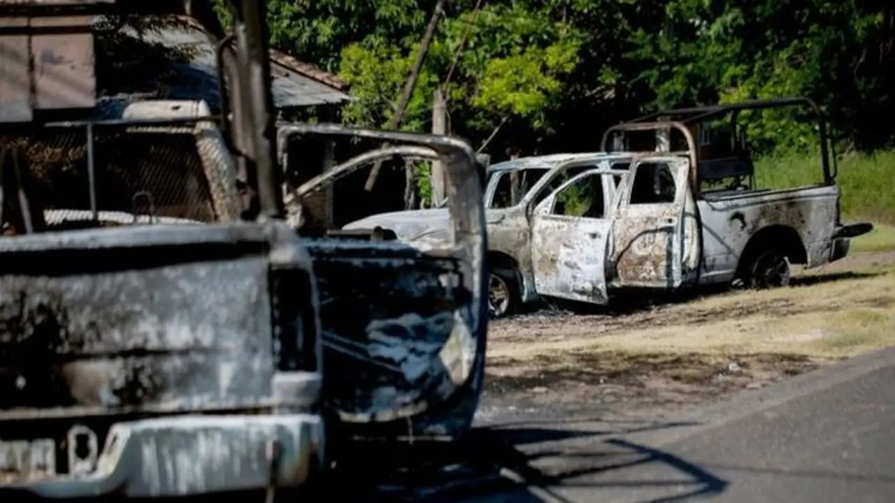 Kendaraan polisi Meksiko yang dibakar selama penyergapan. (AFP)