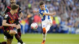 Pemain Brighton and Hove Albion, Billy Gilmour, melepaskan tendangan saat melawan Manchester City pada laga Liga Inggris di Stadion AMEX, Rabu (24/5/2023). Kedua tim bermain imbang 1-1. (AP Photo/Kirsty Wigglesworth)