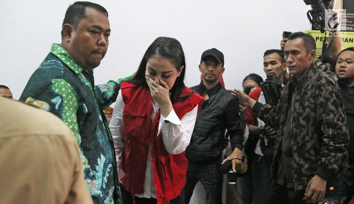 Artis Jennifer Dunn saat memasuki ruangan untuk mengikuti sidang lanjutan kasus narkoba di PN Jakarta Selatan, Kamis (19/4). Jennifer Dunn yang dikawal beberapa petugas terus berjalan seraya menundukkan kepalanya. (Liputan6.com/Herman Zakharia)