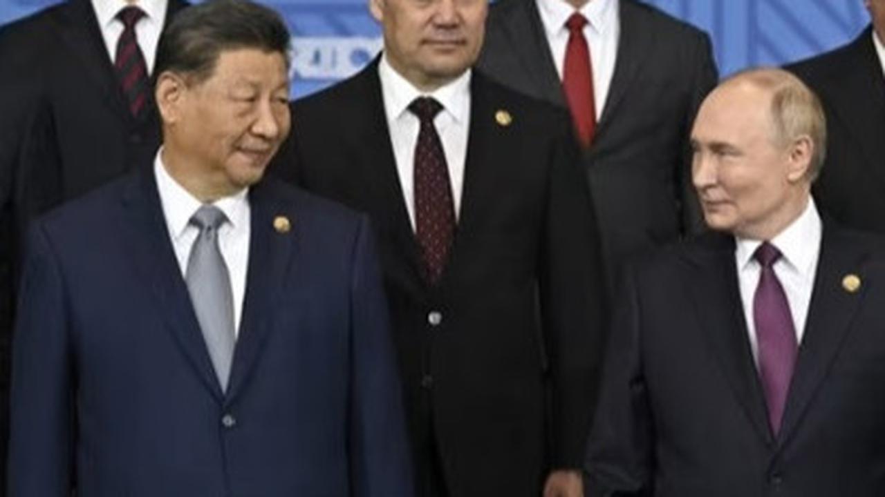 Presiden Rusia Vladimir Putin, Presiden China Xi Jinping, Menteri Luar Negeri Republik Indonesia Sugiono dan sejumlah pemimpin negara/utusan khusus berpose saat menghadiri KTT BRICS di Kazan, Rusia, Kamis, (24/10/2024).