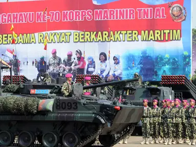 Kepala Staf TNI Angkatan Laut (KASAL) Laksamana TNI Ade Supandi (kedua kiri) melewati barisan prajurit pada upacara perayaan Hari Korps Marinir TNI AL yang ke-70 di Markas Marinir Cilandak, Jakarta Selatan, (15/11/2015). (Liputan6.com/Helmi Afandi)