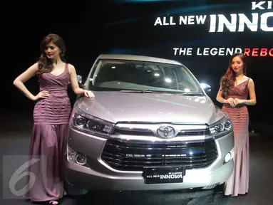 Dua model berpose di dekat mobil All-New Kijang Innova yang baru diluncurkan di Jakarta, Senin (23/11). Dengan tema The Legend Reborn, jenis kijang terbaru dari Toyota ini hadir dengan platform sama sekali baru. (Liputan6.com/Angga Yuniar)