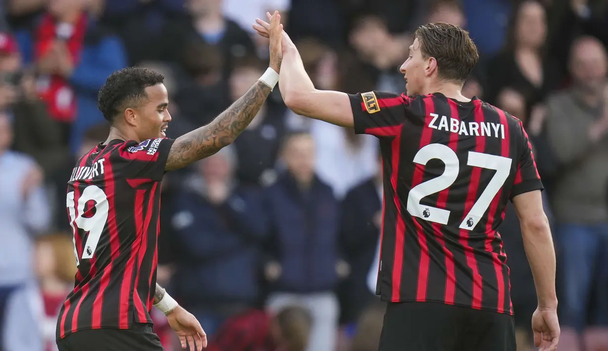 Selebrasi striker Bournemouth, Justin Kluivert (kiri) bersama Illya Zabarnyi setelah mencetak gol kedua timnya ke gawang Manchester United pada laga pekan ke-33 Premier League 2023/2024 di Vitality Stadium, Bournemouth, Sabtu (13/4/2024). (AP Photo/Kirsty Wigglesworth)