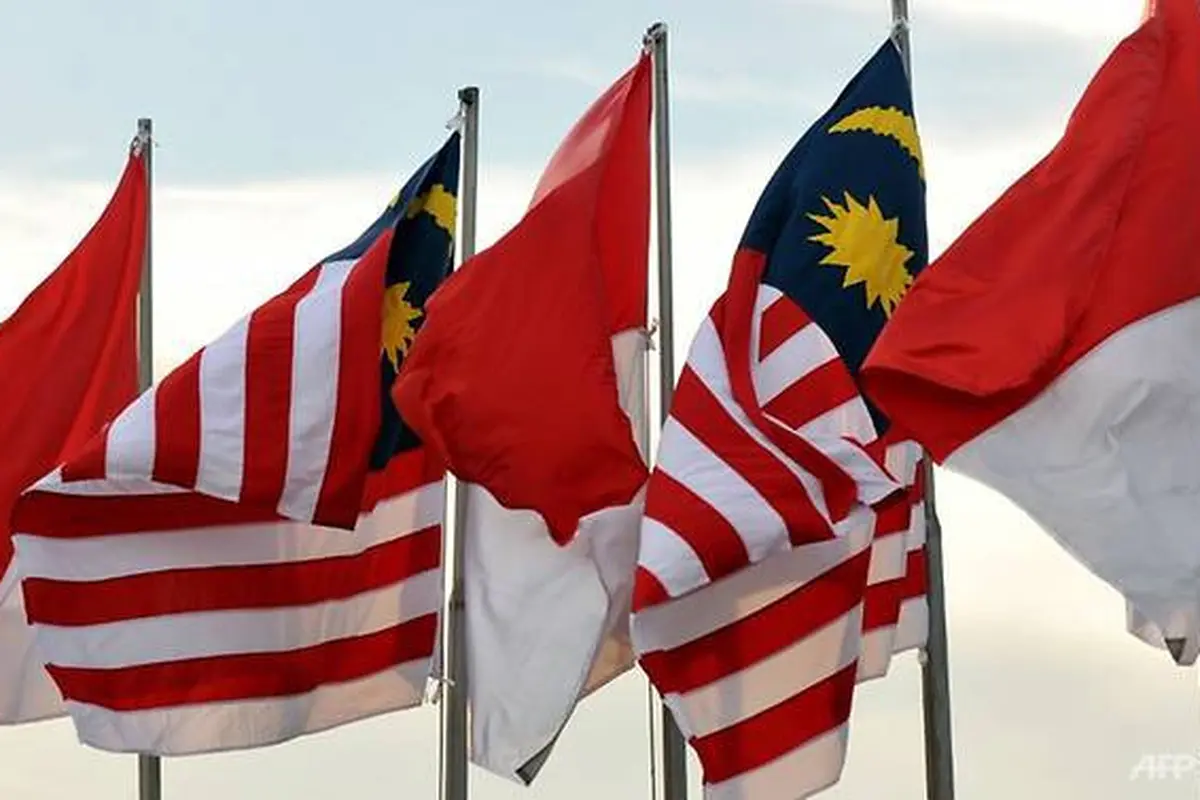 Bendera Indonesia dan Bendara Malaysia yang berkibar pada 22 April 2009.