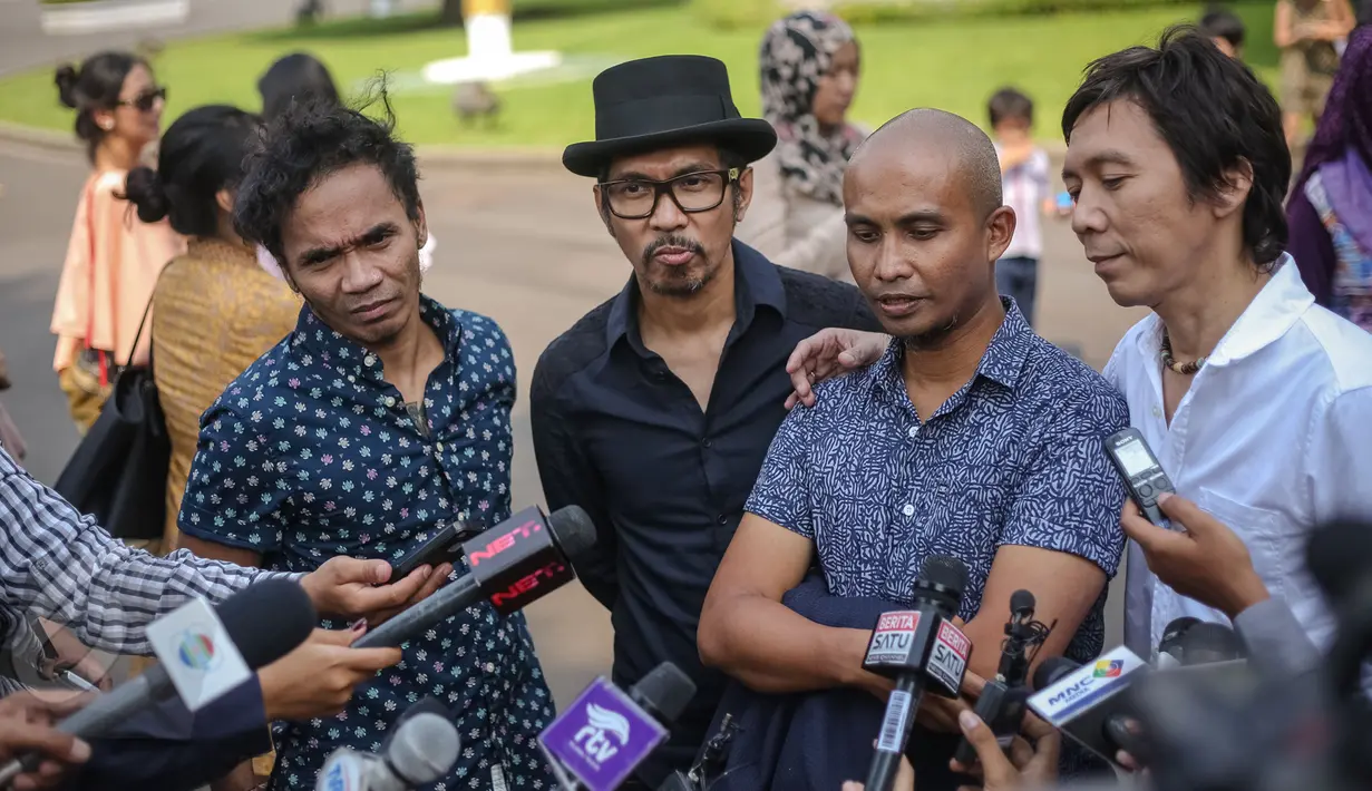 Personel Slank menyambangi Istana Kepresidenan, Jakarta, Rabu (3/6/2015). Kedatangan Slank karena mendapat undangan oleh Presiden Joko Widodo untuk makan siang bersama. (Liputan6.com/Faizal Fanani)