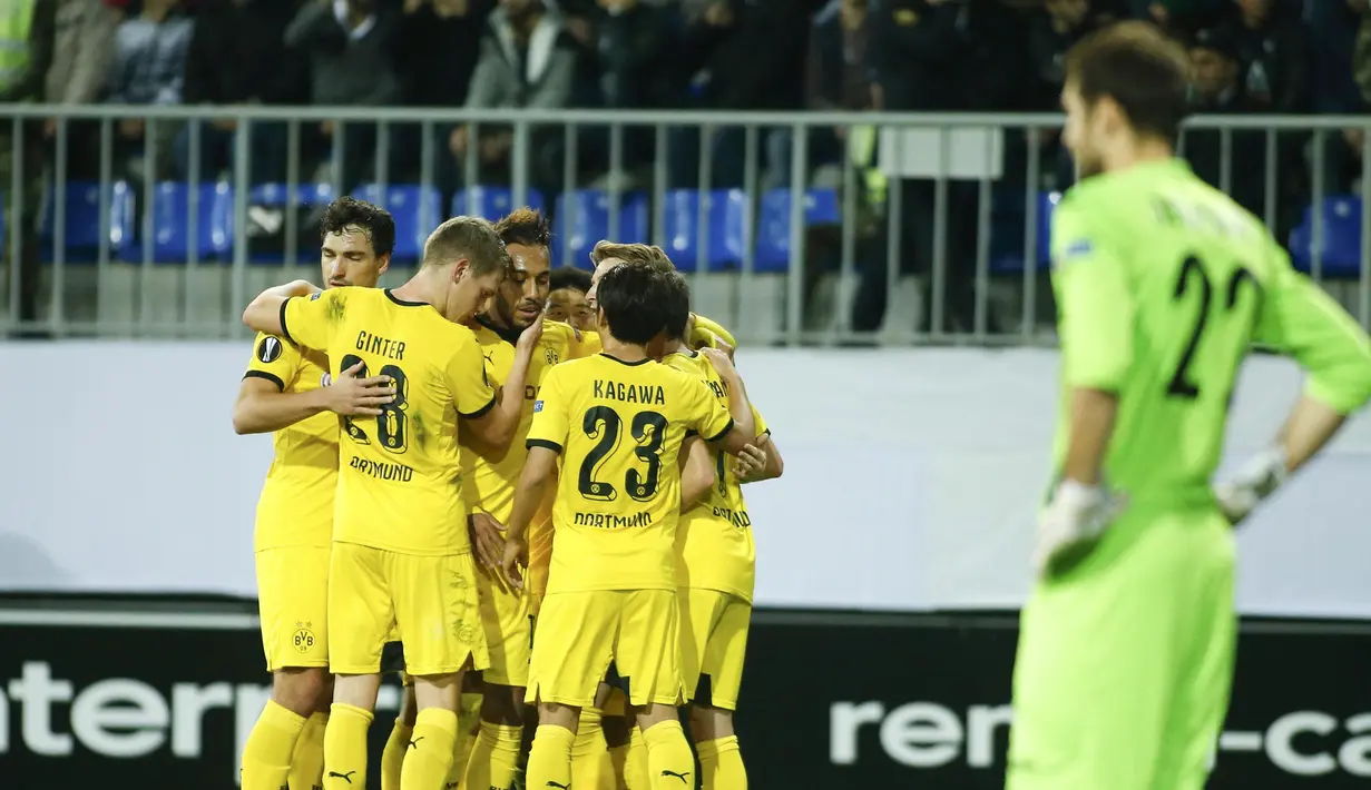 Sejumlah pemain Dortmund merayakan gol kemenangan yang dicetak Pierre-Emerick Aubameyang ke gawang FK Qabala pada laga Liga Europa di Stadion Backcell Arena, Azerbaijan, Jumat (23/10/2015). (Reuters/David Mdzinarishvili)