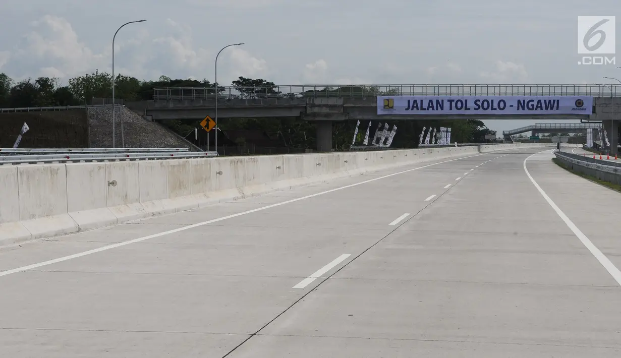 Suasana jalan tol Sragen-Ngawi di kilometer 538 jalan tol Solo-Ngawi, Jawa Tengah, Rabu (28/11). Tol Sragen-Ngawi yang merupakan bagian dari Jalan Tol Solo-Ngawi ini memiliki panjang sekitar 51 km. (Liputan6.com/Angga Yuniar)