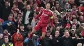 Pemain Liverpool, Virgil van Dijk, melakukan selebrasi setelah mencetak gol ke gawang Atletico Madrid pada laga matchday 1 League Phase Liga Champions 2025/2026 di Anfield, Kamis (18/9/2025) dini hari WIB. (AP Photo/Jon Super)