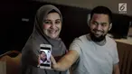 Teuku Wisnu bersama istrinya Shireen Sungkar menunjukkan foto anak ketiganya saat jumpa pers di RS Pondok Indah, Jakarta, Kamis (19/4). Anak ketiga Shireen dan Wisnu ini berjenis kelamin perempuan. (Liputan6.com/Faizal Fanani)