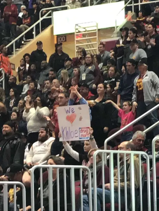Tak hanya itu, bahkan para penonton pun ada yang membawa tulisan "we love Khloe" untuk mempermalukan Tristan. (Twitter/oursemma)